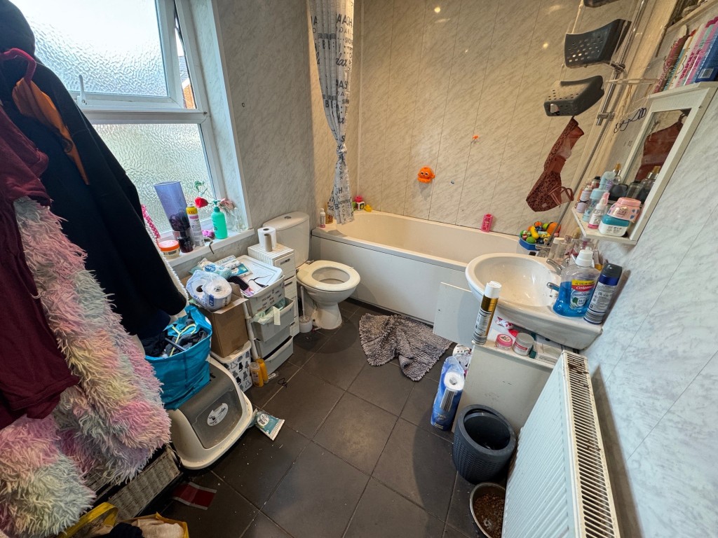 Lot: 182 - THREE STOREY FREEHOLD HOUSE INVESTMENT - Bathroom
